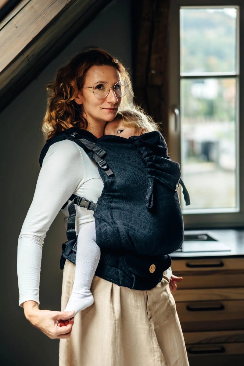 Peacocks Tail Pitch Black LennyPreschool Carrier