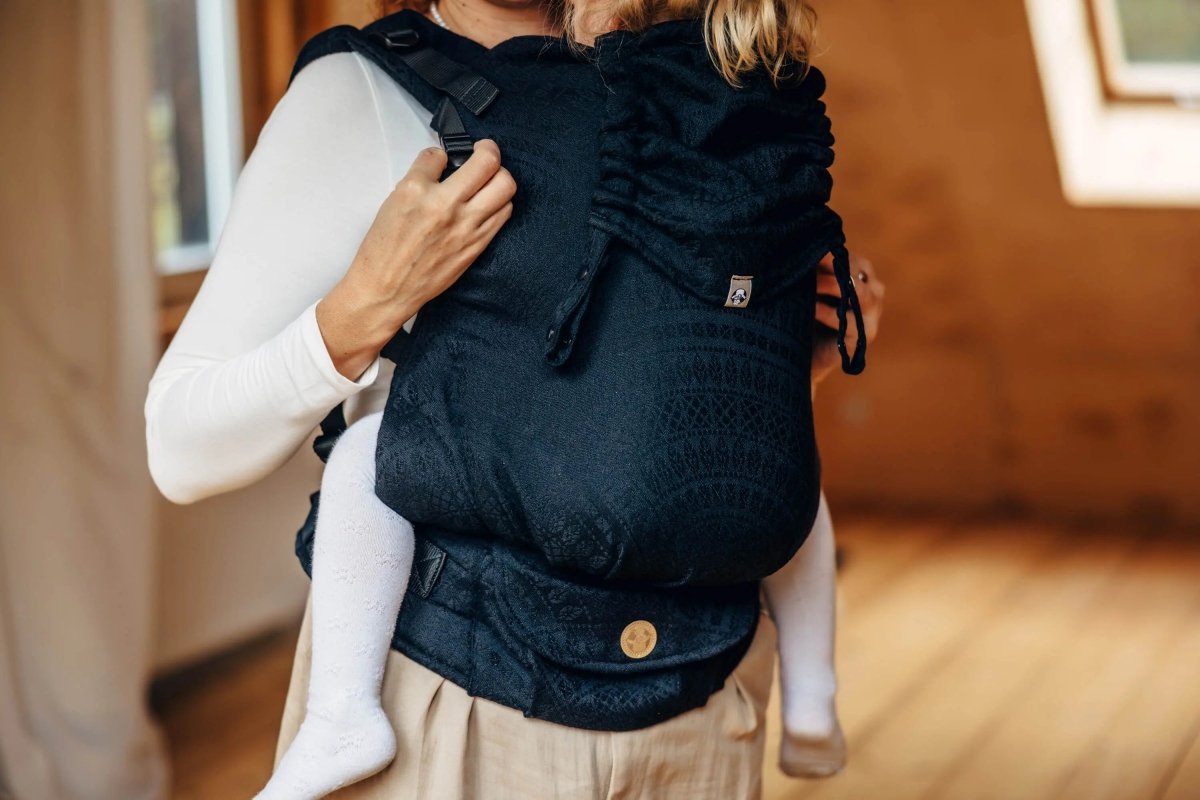 Peacocks Tail Pitch Black LennyPreschool Carrier