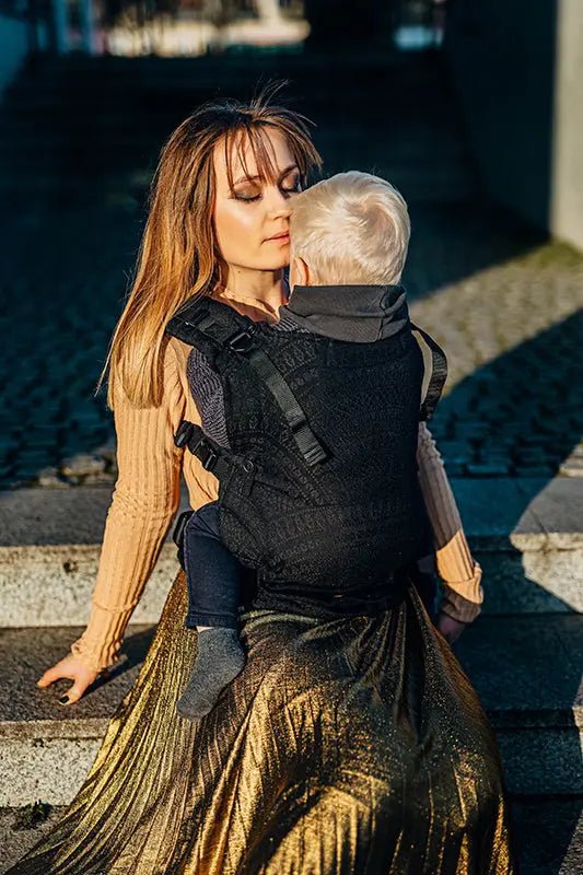 Peacock's Tail Pitch Black LennyUpGrade by LennyLamb - Buckle CarrierLittle Zen One5907557756778