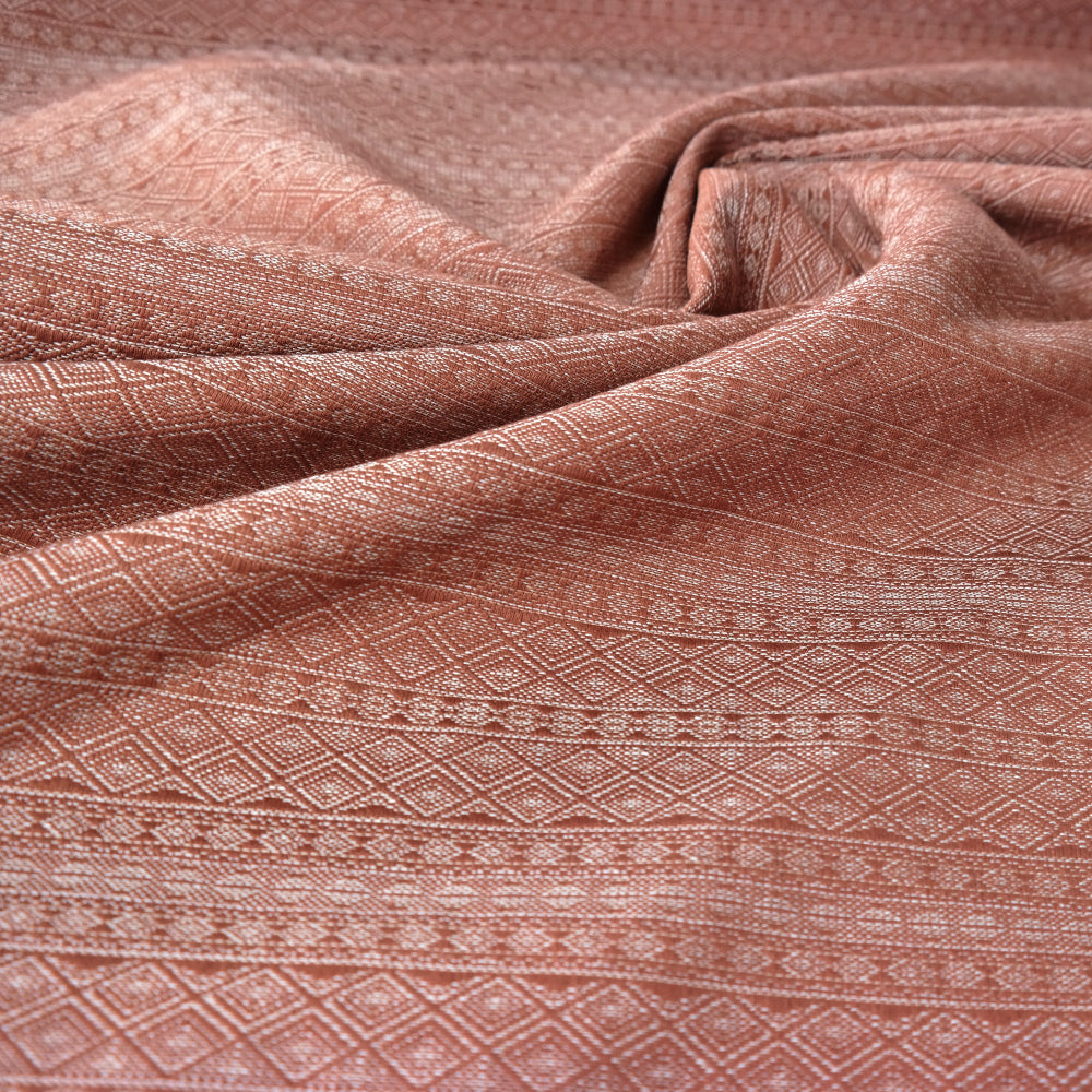 Prima Rosewood by Didymos, draped fabric showing the prima pattern