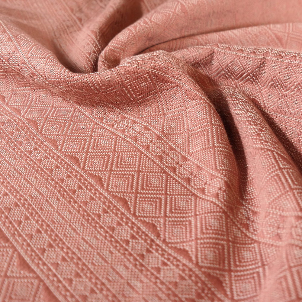 Prima Rosewood by Didymos, close-up of the diamond weave detail