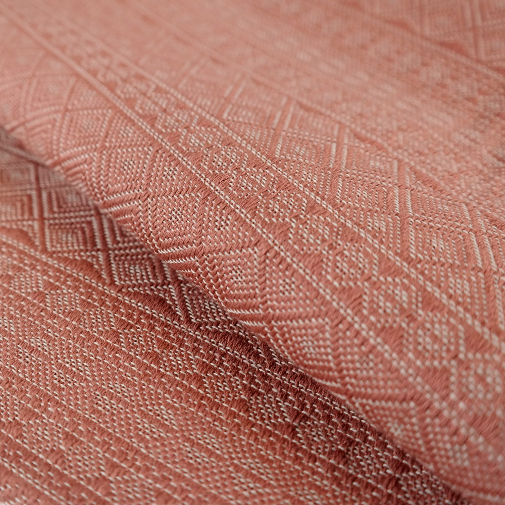 Prima Rosewood by Didymos, weave close-up at a fold