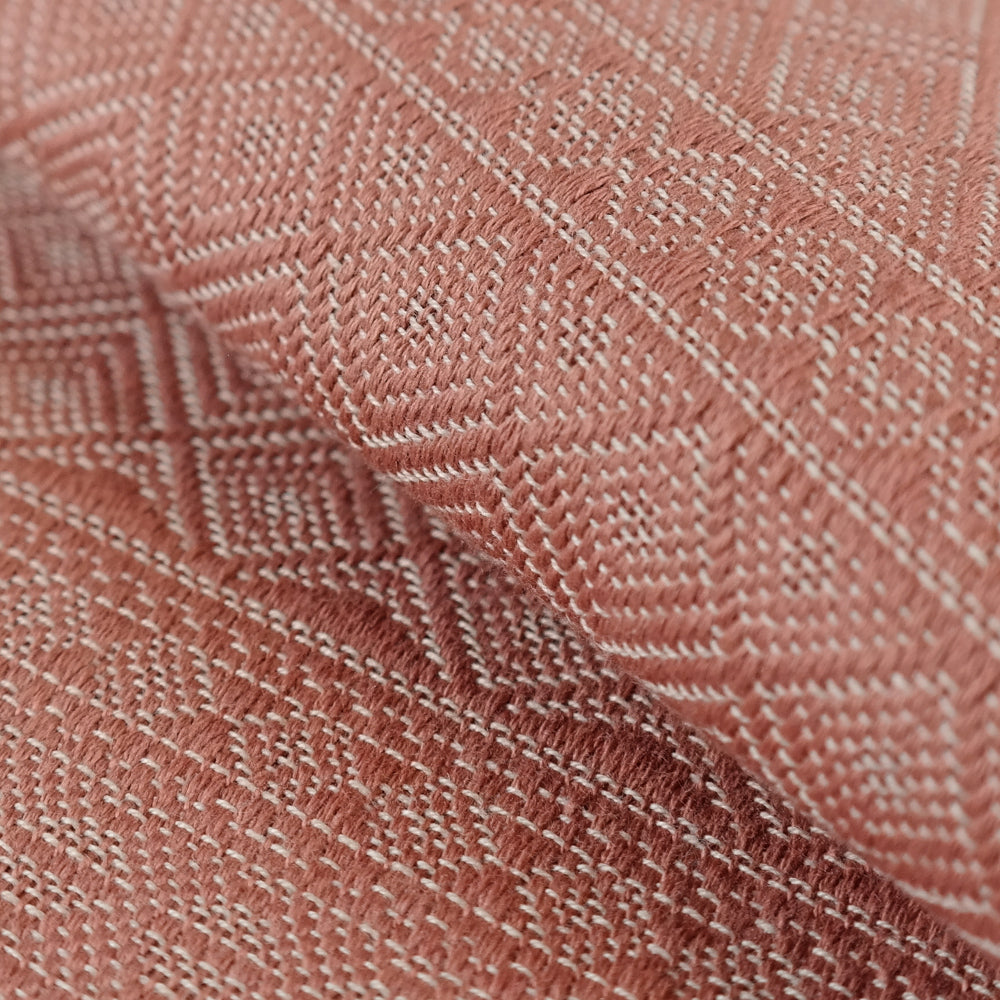 Prima Rosewood by Didymos, close-up of the rosewood warp and natural weft